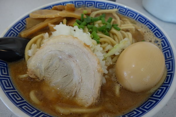「こってりらーめん中盛り太麺750円」@栄勝軒の写真