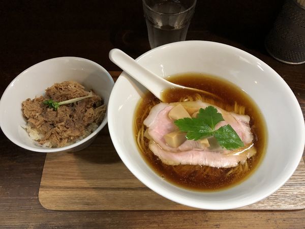 「醤油蕎麦 +肉飯」@神保町黒須の写真