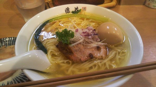 「塩らぁ麺+チャーシュー（鶏）」@支那蕎麦屋 藤花の写真