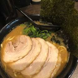 チャーシュー麺中盛1050円、硬め濃いめ