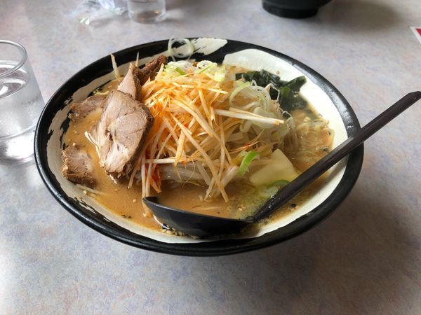 「ネギ味噌チャーシューバター大盛り」@らーめん すすきの 岩井店の写真