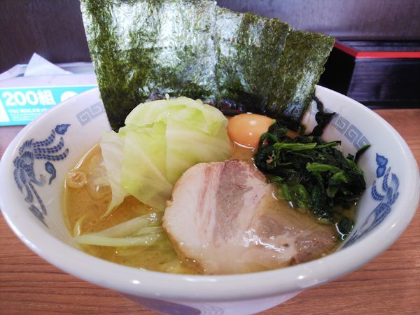 「味玉ラーメン750円＋きゃべつ100円」@家系ラーメン みさき家の写真