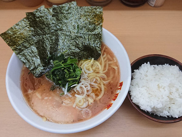 「ラーメン（並）、半ライス」@横浜ラーメン 町田家 新宿南口店の写真