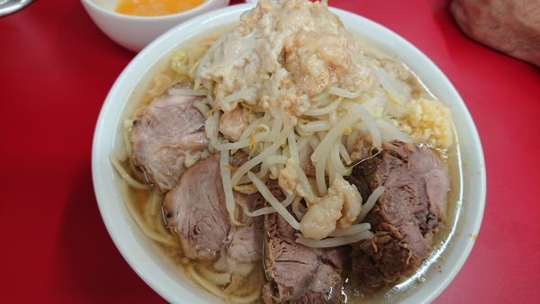 「小豚　ﾆﾝﾆｸ野菜少な目脂ｶﾀﾒ」@ラーメン二郎 神田神保町店の写真