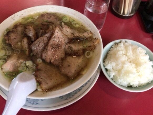 「チャーシュー多い麺少なめ+ライス小800+150円」@かし亀の写真
