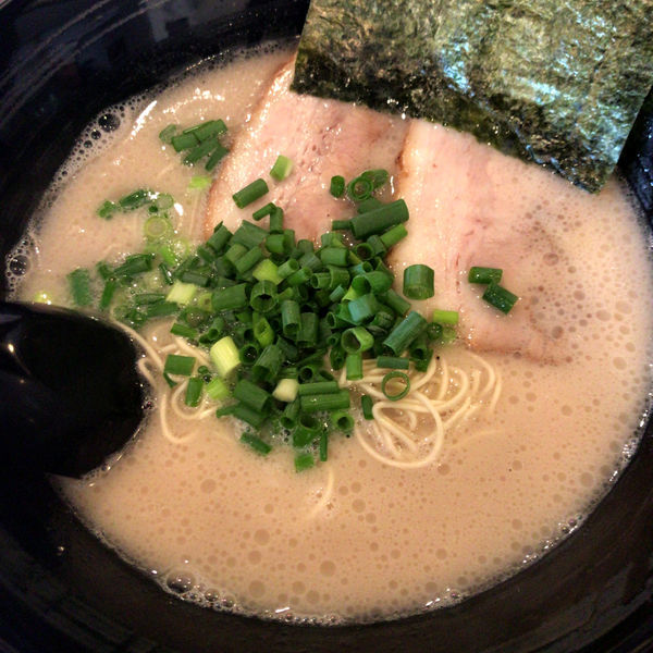 「とんこつ【醤油ベース】680円」@博多とんこつラーメン しろひげの写真
