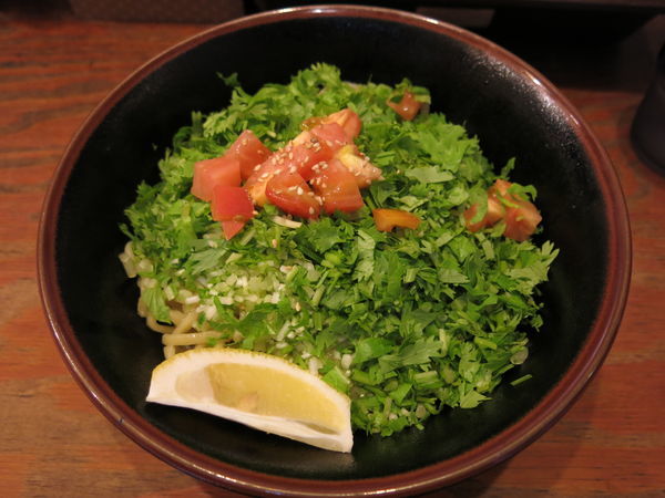 「パクチー油そば(麺大盛):890円」@油そば専門店 ぶらぶら 京橋店の写真