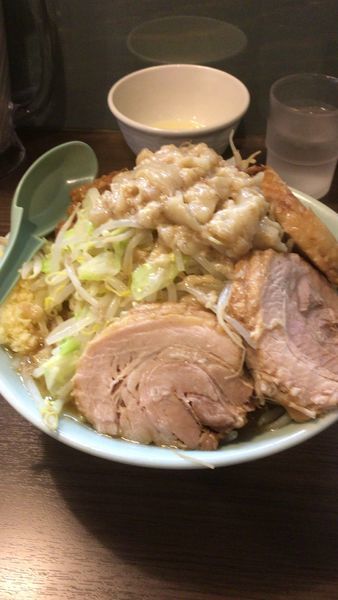 「大ブタ 野菜マシニンニクマシ油マシマシ」@かじろうramen7の写真