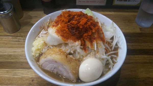 「ラーメン(並)＋味たま」@デカ盛り戦隊 豚レンジャーの写真