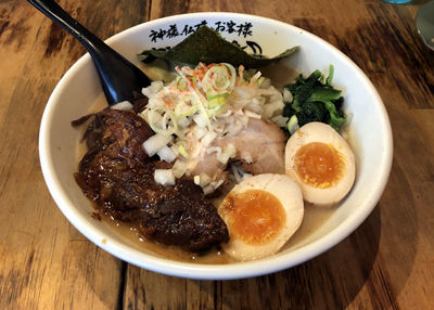 「豚骨醤油＋煮玉子（790円）」@らーめん神月の写真