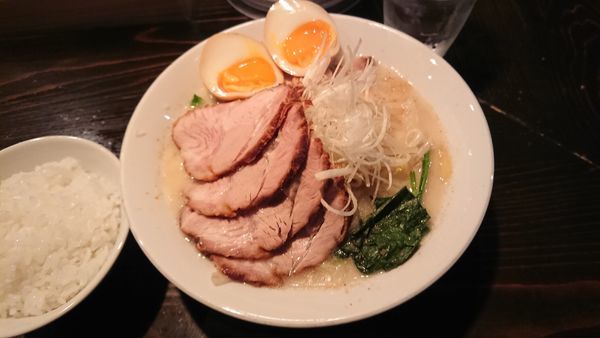 「豚ちゃん麺 4枚ちゃーしゅー 1100円 + 半ライス」@天虎の写真