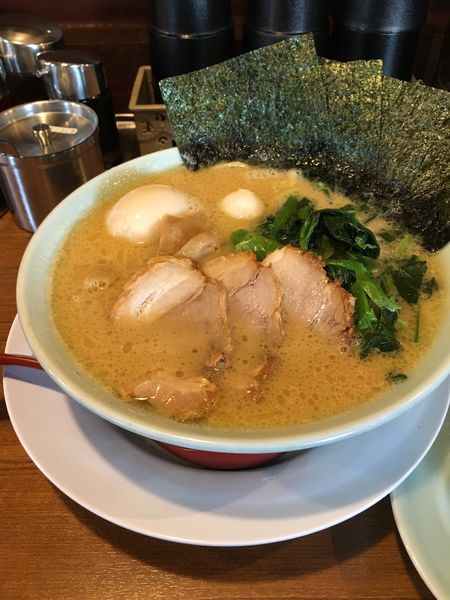 「豚骨醤油ラーメン【ほうれん草トッピング】」@富意家の写真