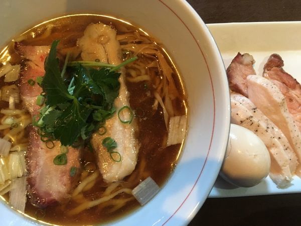 「地鶏中華そば（醤油）800円（特製盛+250円）」@麺や 虎徹の写真
