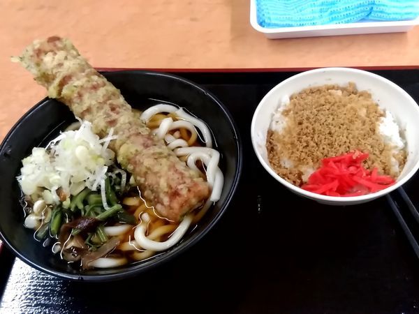 「一石二鳥セットＢ(冷し山菜ちくわ天うどん＋そぼろ飯)500円」@そば・うどん 八起家 西口店の写真
