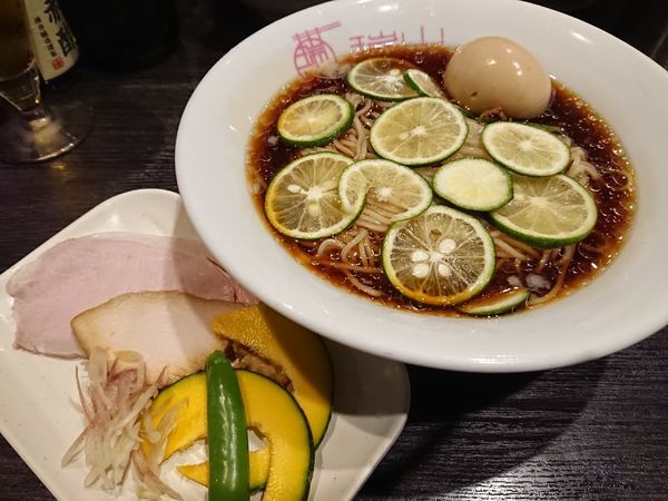 「【限定】すだちの冷たい中華蕎麦850円＋味玉(ｻｰﾋﾞｽ)」@中華蕎麦 瑞山（ZUIZAN）の写真