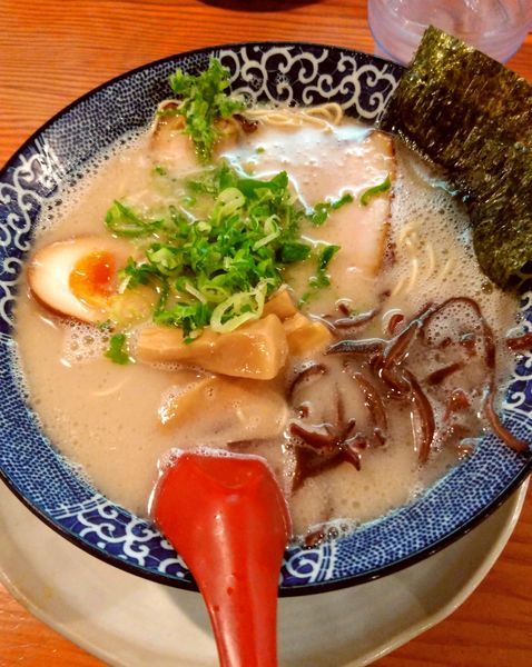 「博多とんこつ 全部のせ 750円」@博多ラーメン鶴亀堂 三芳藤久保店の写真