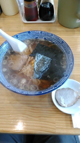 「醤油ラーメン　600円　ラーパス特典　チャーシュー1枚」@手打ちラーメン 本丸の写真
