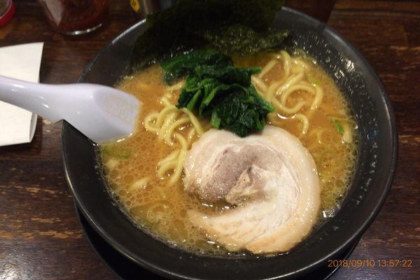 「豚骨醤油ラーメン 690円」@横浜家系ラーメン 道玄家 アトレ新浦安店の写真