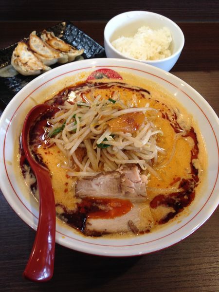 「ボウボウラーメン1辛 餃子3個+半ライス」@ボウボウラーメン かそりの写真