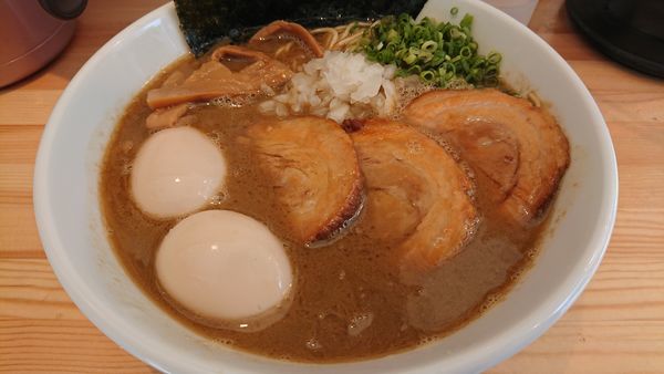 「濃厚特製らーめん 味玉」@麺処しろの写真