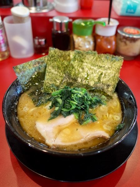 「ラーメン…680円 麺ヤワめ・味濃いめ・脂多め」@家系ラーメン王道 王道之印の写真