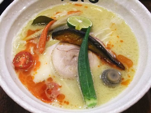 「【季節限定】エスニック鶏白湯（1,000円）」@らぁめん冠尾 恵比寿西店の写真