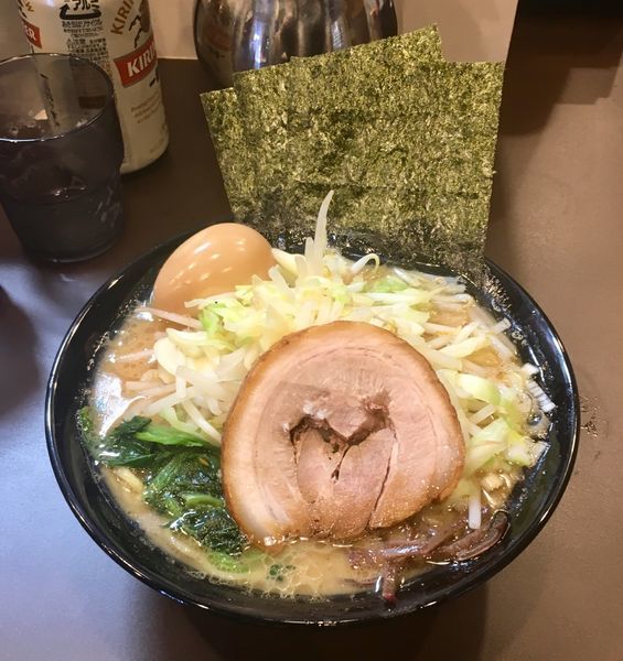 「野菜醤油豚骨ラーメン 並盛 930円 +味玉 100円」@ゴル麺。 菊名店の写真