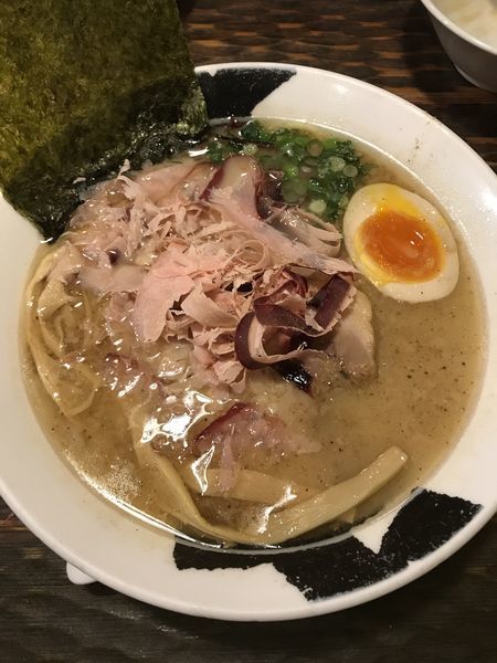 「半生かつお節塩とんこつらーめん¥790」@どでかっちゃん 木更津店の写真