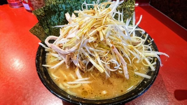 「ネギチャーシュー麺(麺硬め・味濃いめ)+海苔」@厚木家の写真