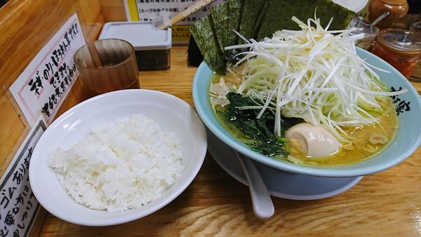 「ラーメン並 油多め全部のせ＋サービスライス」@横浜家系らーめん 秀吉家の写真