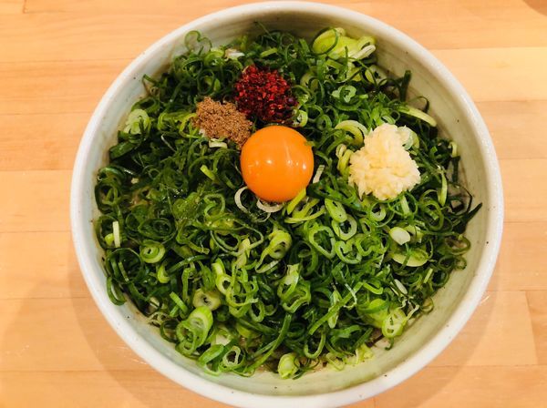 「九条ネギの焦がし醤油まぜそば(勝川限定)」@てっぺん 勝川店の写真