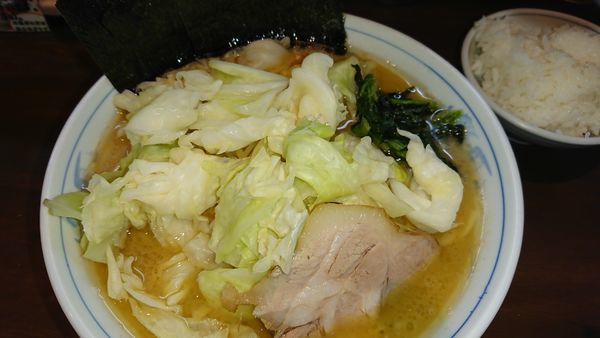 「キャベツラーメン(830円)+中盛(100円)」@横浜家系ラーメン 中島家の写真