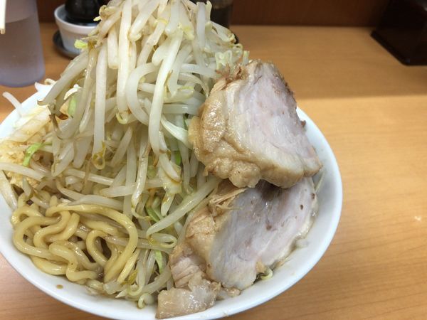 「らーめんﾔｻｲﾀﾏﾈｷﾞﾆﾝﾆｸ 680円 豚1枚 60円」@ラーメン ○菅の写真