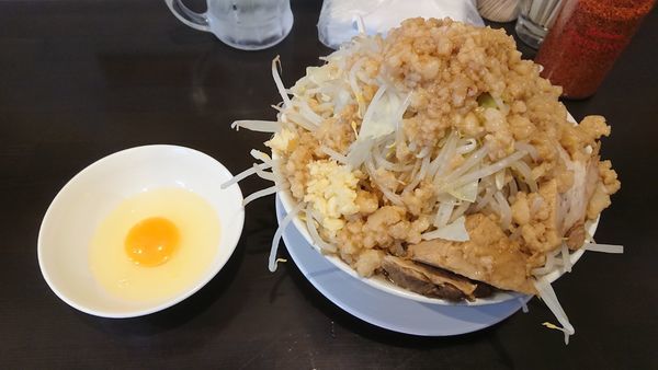 「ラーメン(みそ)＋豚２枚＋生卵」@ジャンクラーメン じおんの写真
