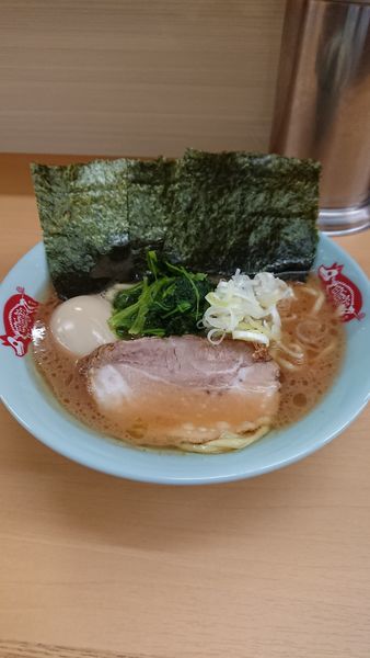 「ラーメン+味玉」@横浜ラーメン 町田家 新宿南口店の写真