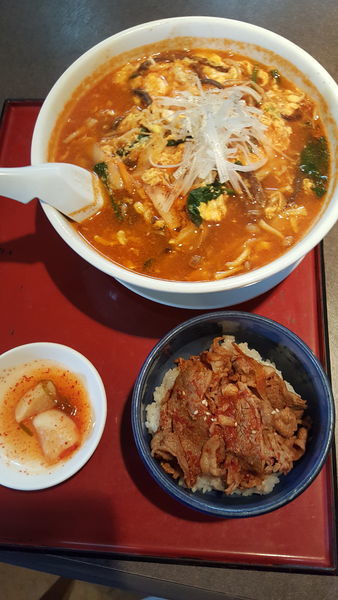「ユッケジャンラーメン＋半牛焼肉丼」@ばんらいの写真