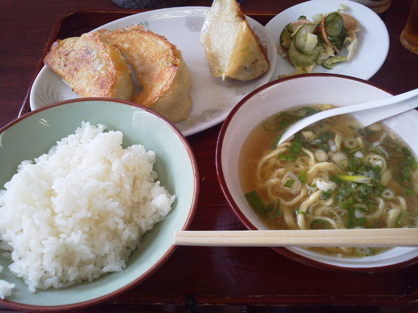 「ジャンボギョーザ定食500+半ねぎラーメン100=600円」@陽気軒の写真