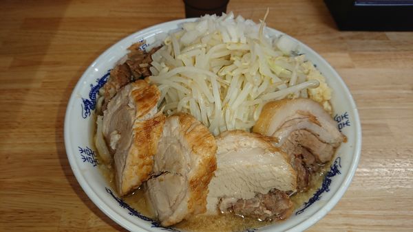 「大ブタ4枚(990円)+玉ねぎ(50円)」@ラーメン 登良治郎の写真