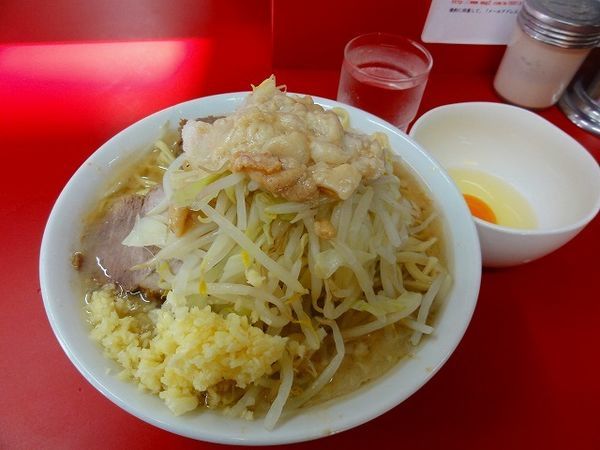 「ラーメン700円野菜少な目ニンニク脂　タマゴ50円」@ラーメン二郎 神田神保町店の写真
