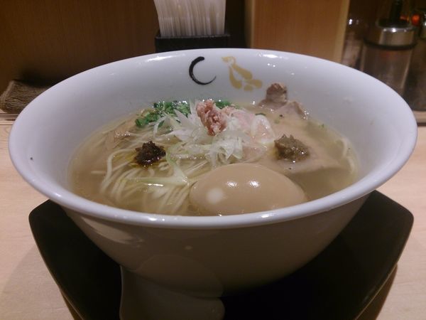 「真鯛と蛤の塩そば+味玉」@SOBAHOUSE 金色不如帰 新宿御苑本店の写真