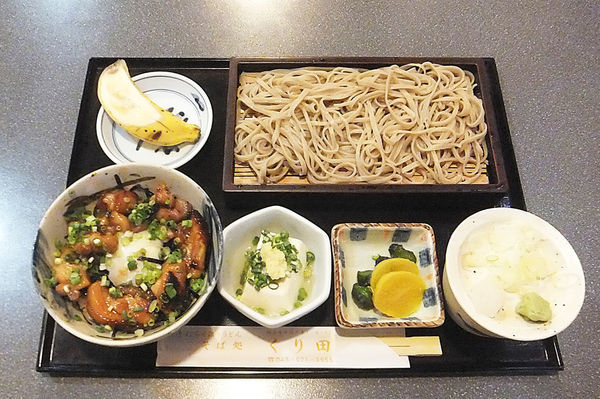 「昼のサービスメニュー・焼鳥丼セット冷たいそば」@そば処くり田の写真