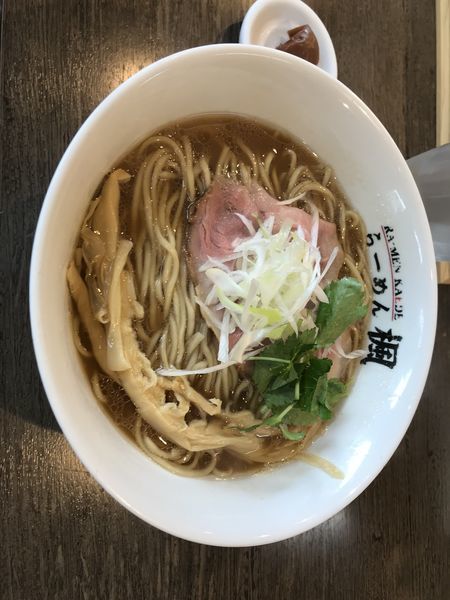 「楓ラーメン(醤油ラーメン)唐揚げ2個」@らーめん楓の写真