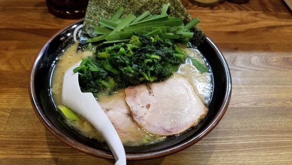 「豚骨醤油らあめん　ニラ、ほうれん草トッピング」@豚骨らあめん専門店 とんこつ家ZUNの写真