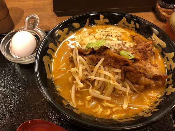 「炙り豚バラ百年味噌ラーメン＋炙りチーズ」@マルキン本舗 東松山店の写真
