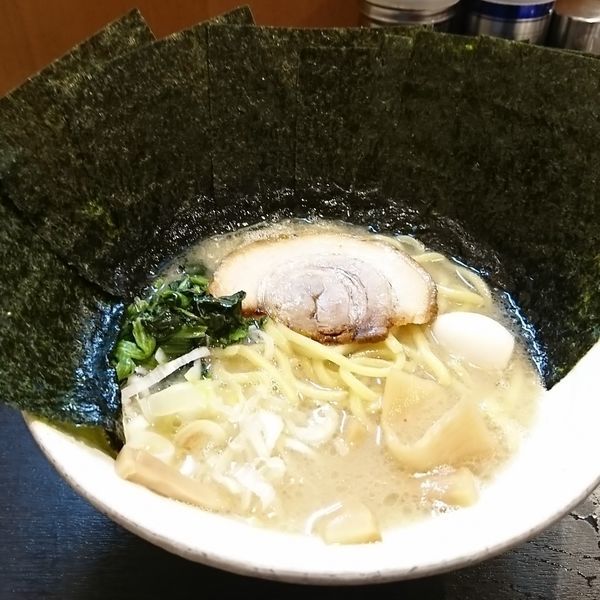 「豚骨ラーメン塩 サービスデー500えん+のり」@横浜家系ラーメン 福壱家の写真