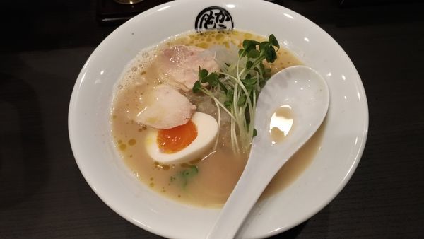 「らーめん[白]」@鷄スープラーメン かえもん 小伝馬町店の写真