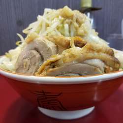 大ラーメン、ウズラ　無料トピ全増し