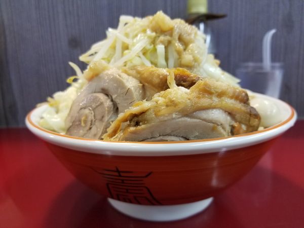 「大ラーメン、ウズラ　無料トピ全増し」@ジラフの写真