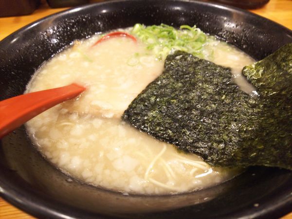 「博多ラーメン580円＋替え玉110円」@博多ラーメン 本丸亭 飛島店の写真