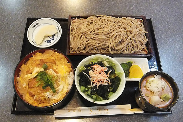 「昼のサービスメニュー・カツ丼セット冷たいそば(大盛)」@そば処くり田の写真